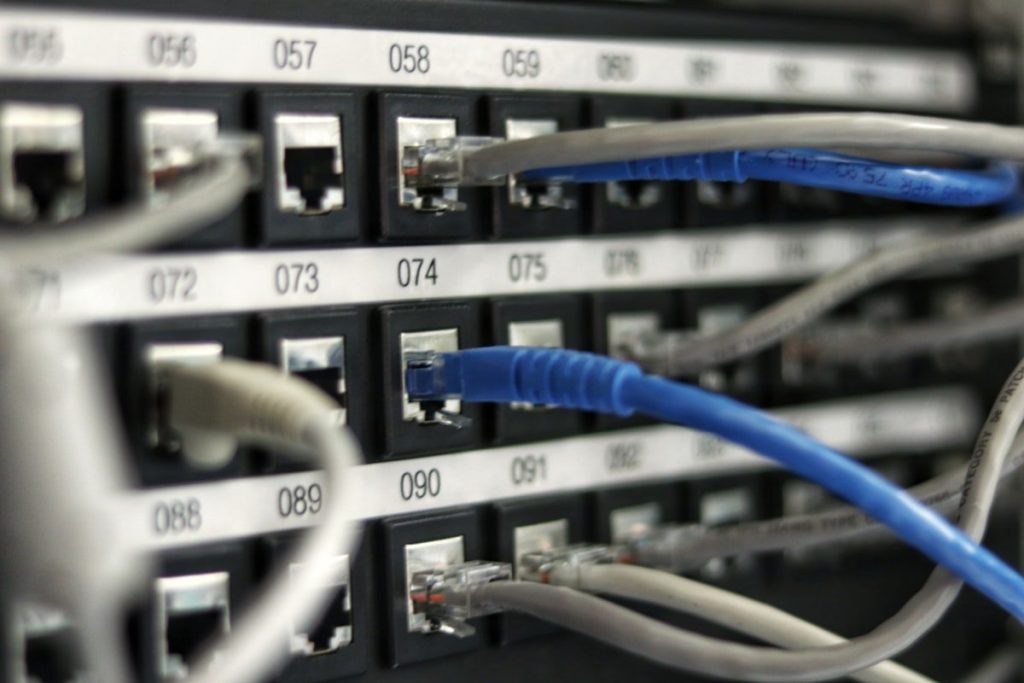 Kỹ thuật viên thao tác thiết bị trong phòng server dữ liệu