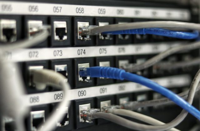 Kỹ thuật viên thao tác thiết bị trong phòng server dữ liệu
