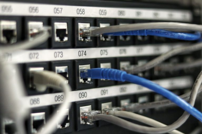 Kỹ thuật viên thao tác thiết bị trong phòng server dữ liệu
