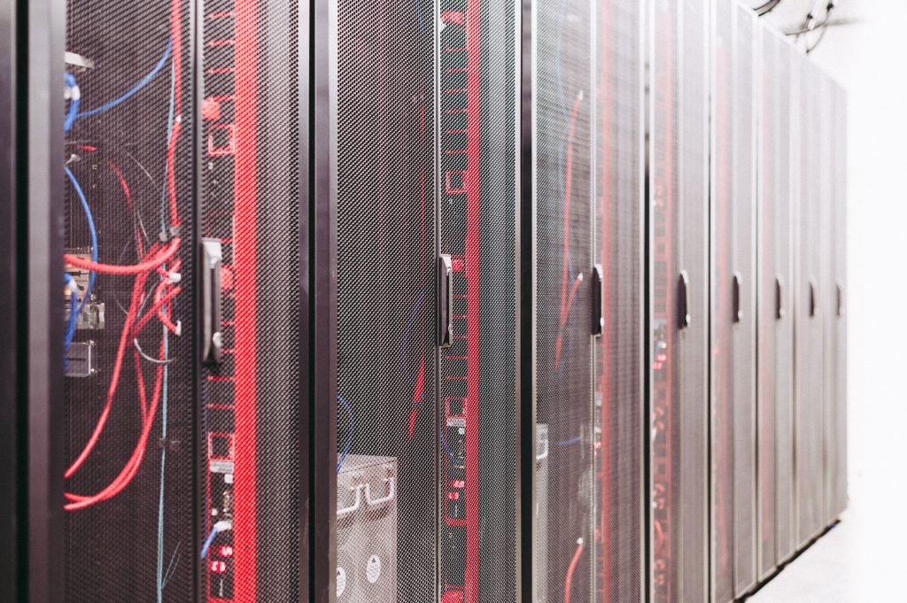 Dãy tủ rack máy chủ trong trung tâm dữ liệu